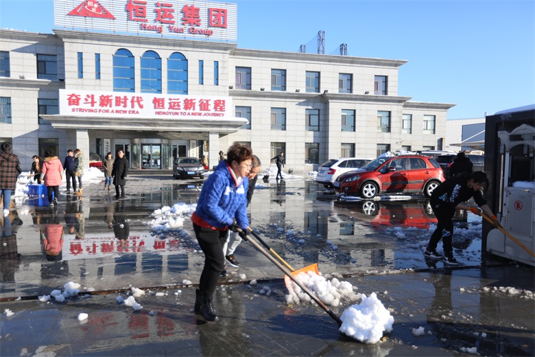 冬日掃雪暖人心 員工出行保安全