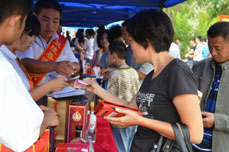 恒運(yùn)能源集團(tuán)董事局主席李長(zhǎng)云在德州秋之韻博覽會(huì)上接受德州電視臺(tái)采訪